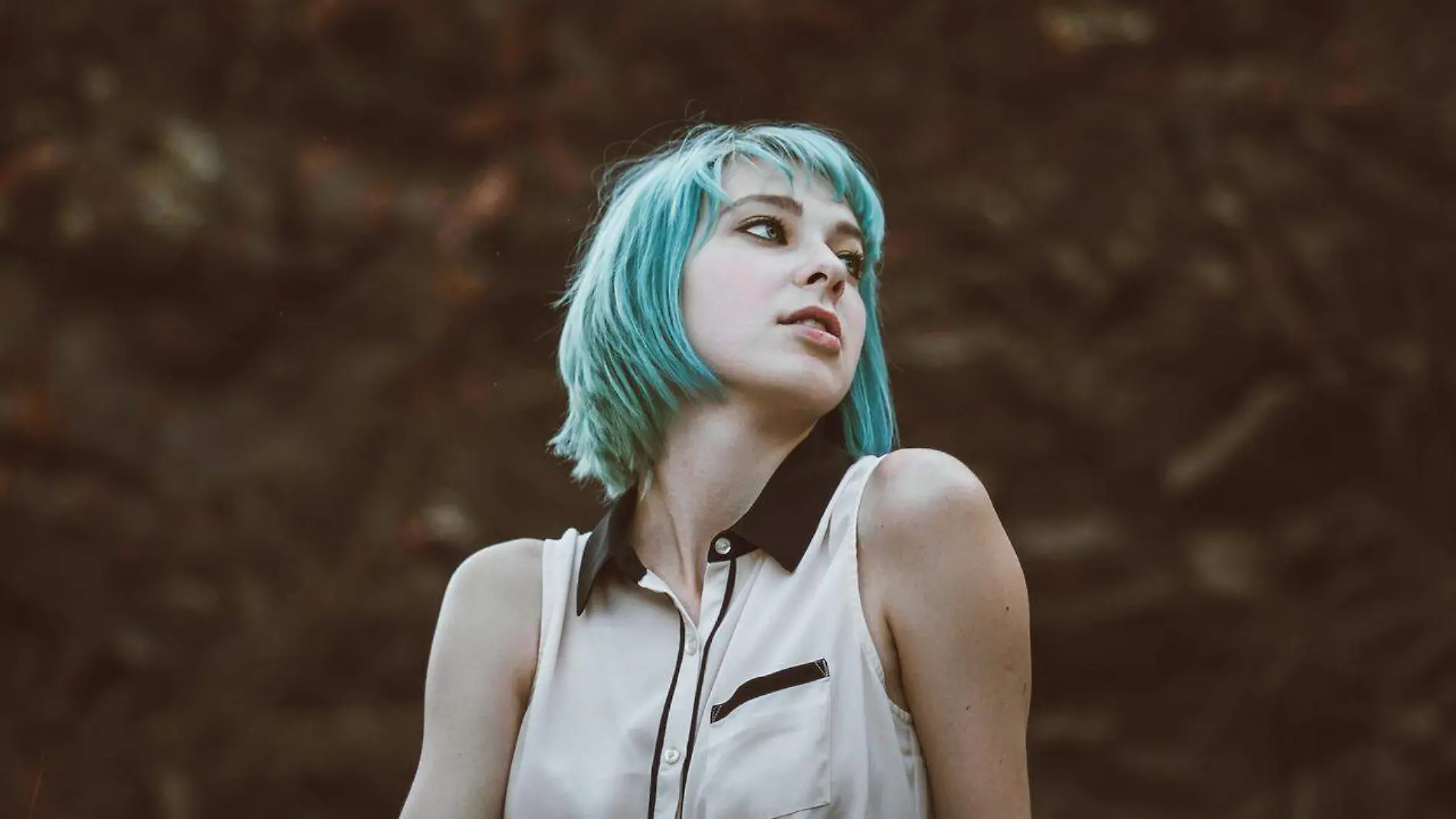 Mujer con cabello corto